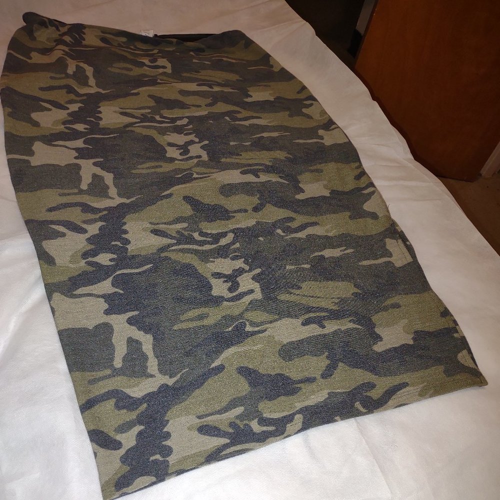 Camouflage print knit skirt